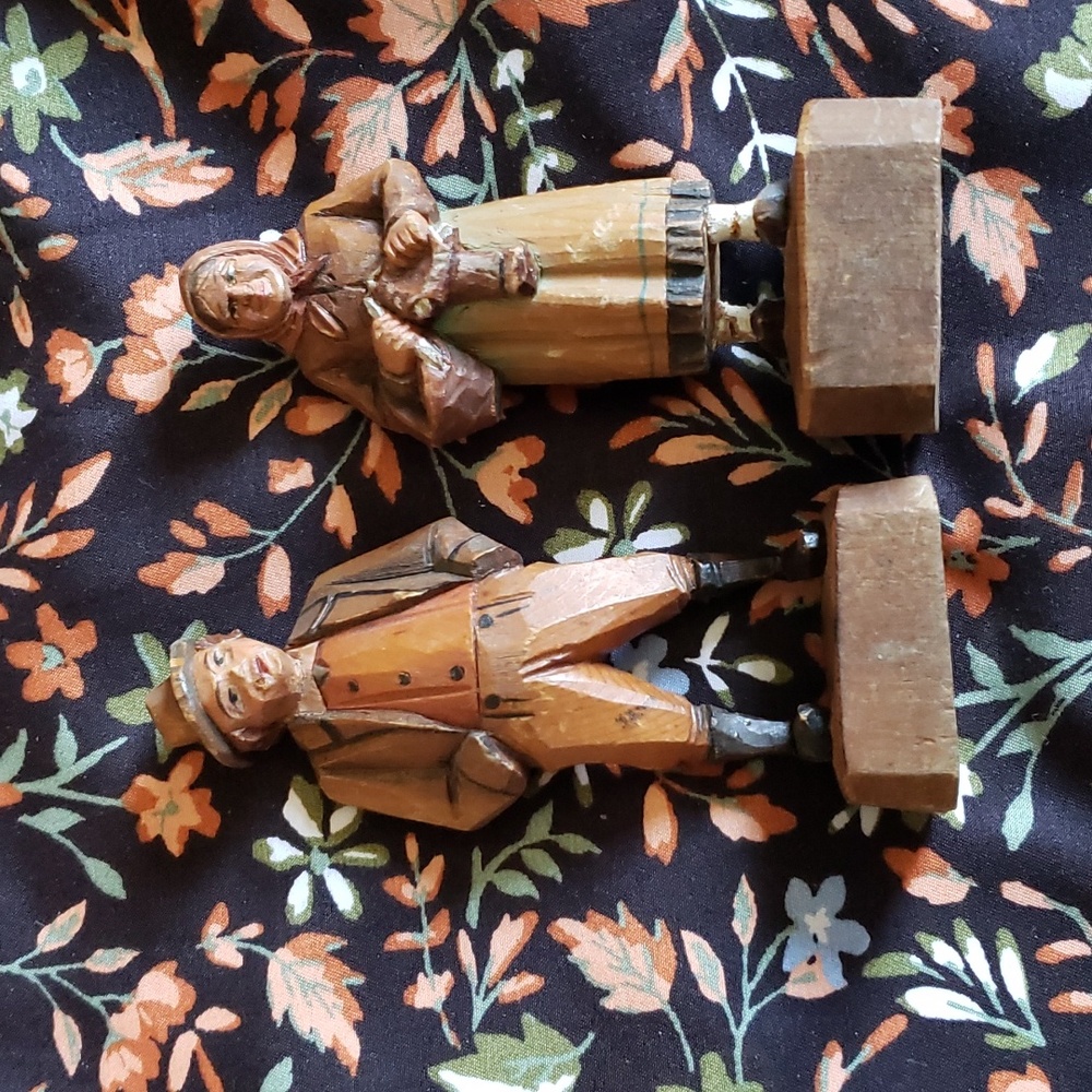 2 hand carved ANRI FIGURINE